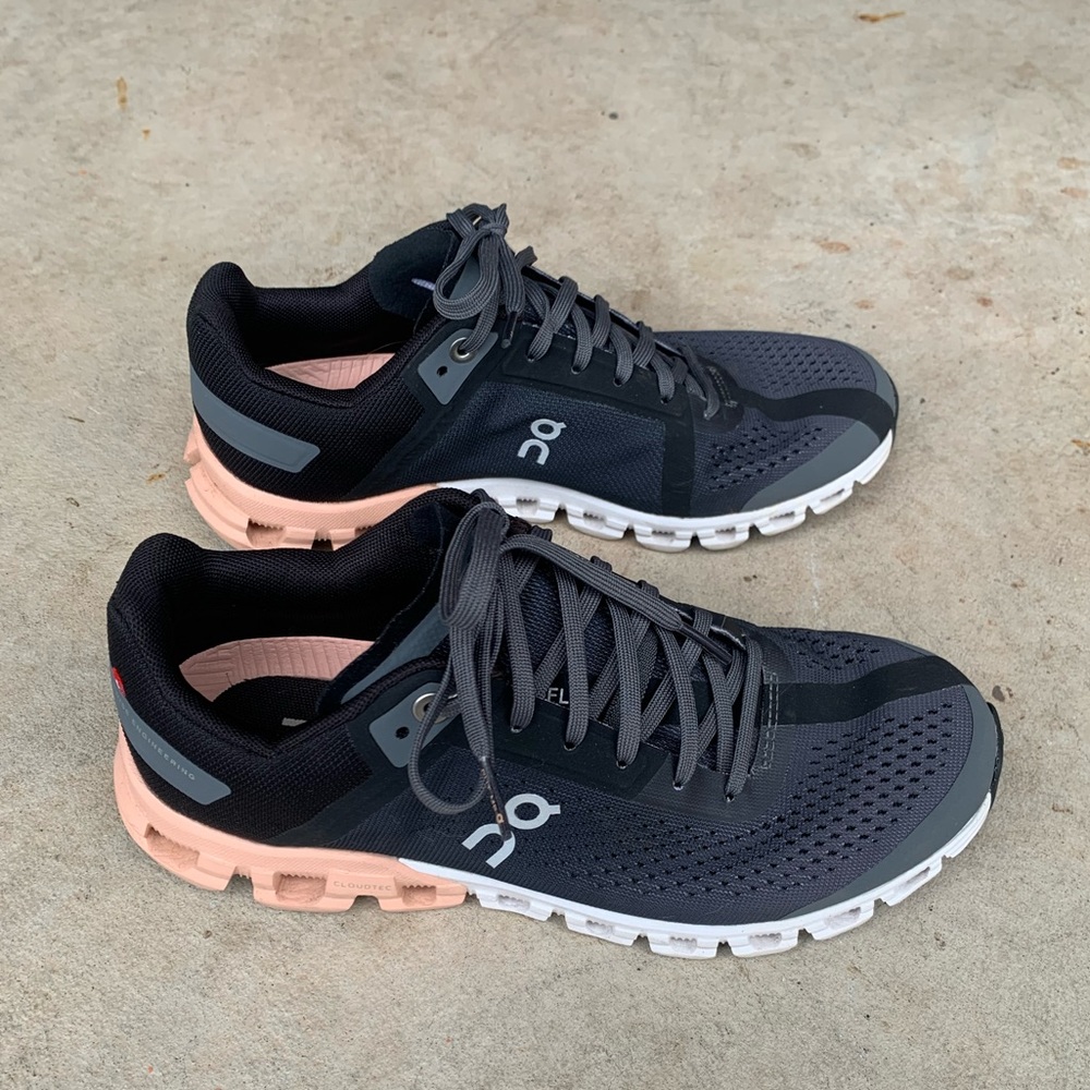 On cloudflow running shoes size W6/37